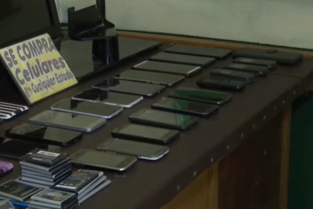 Detienen a 11 personas que trataban de vender celulares de dudosa procedencia