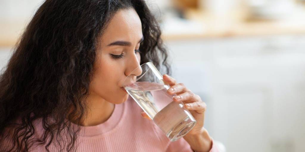 Beber tres litros de agua al día probablemente no le ayude a adelgazar
