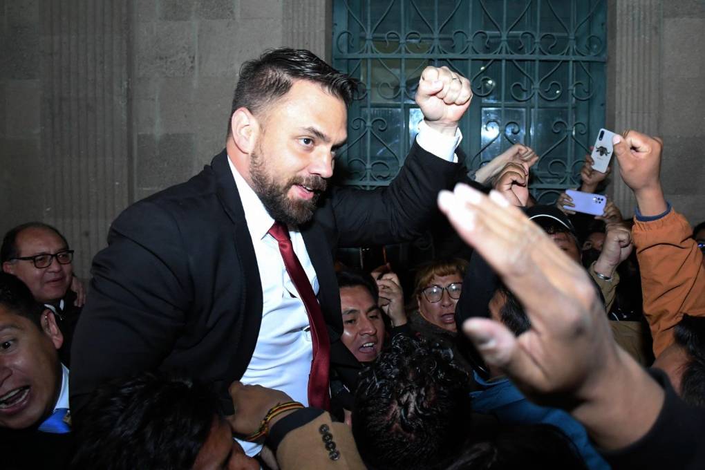 Del Castillo salió arropado de la Casa Grande del Pueblo