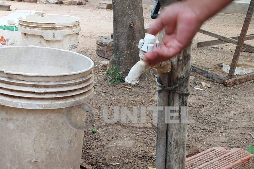 Vecinos lamentan que no hay agua