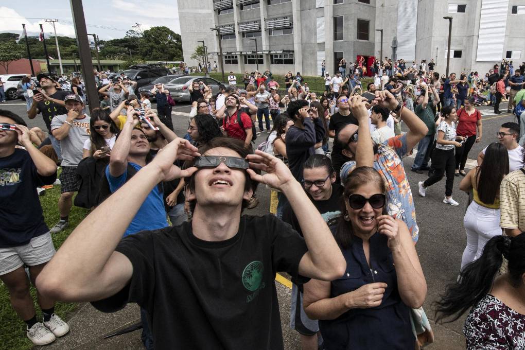 La gente observa el eclipse anular de sol en el planetario de la Universidad de Costa Rica.