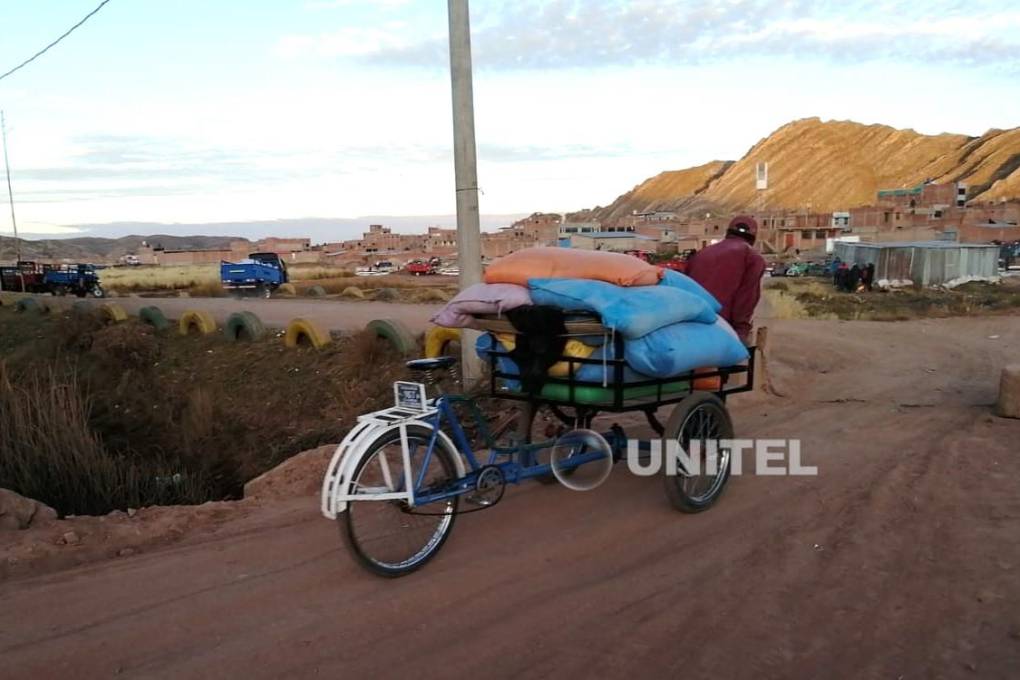 Los productos bolivianos se transportan en triciclos. 