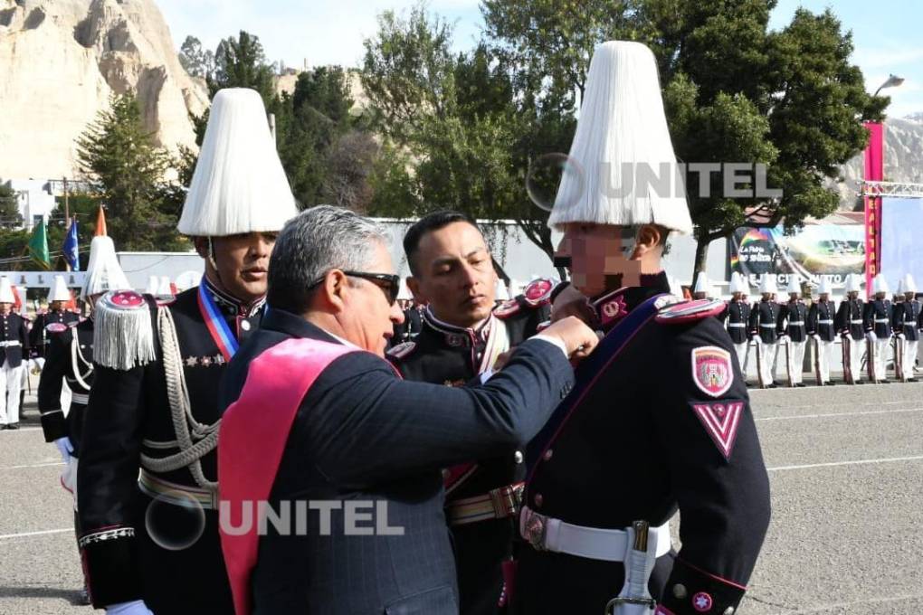 La distinción al cadete de parte del ministro de Defensa.