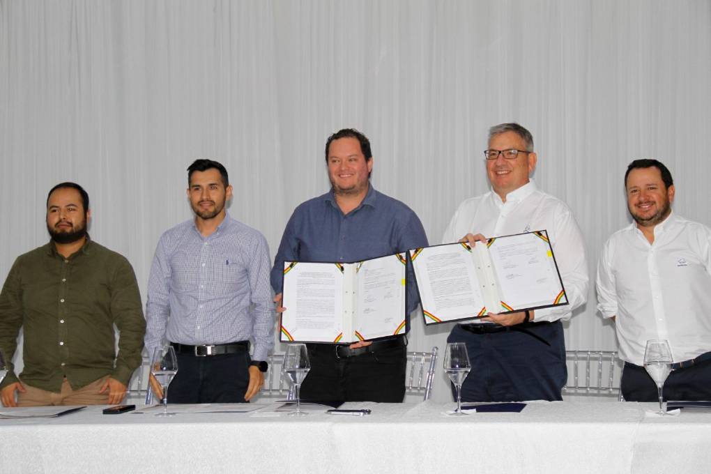 El acuerdo de transferencia operativa fue firmado por ejecutivos de YPFB y Repsol