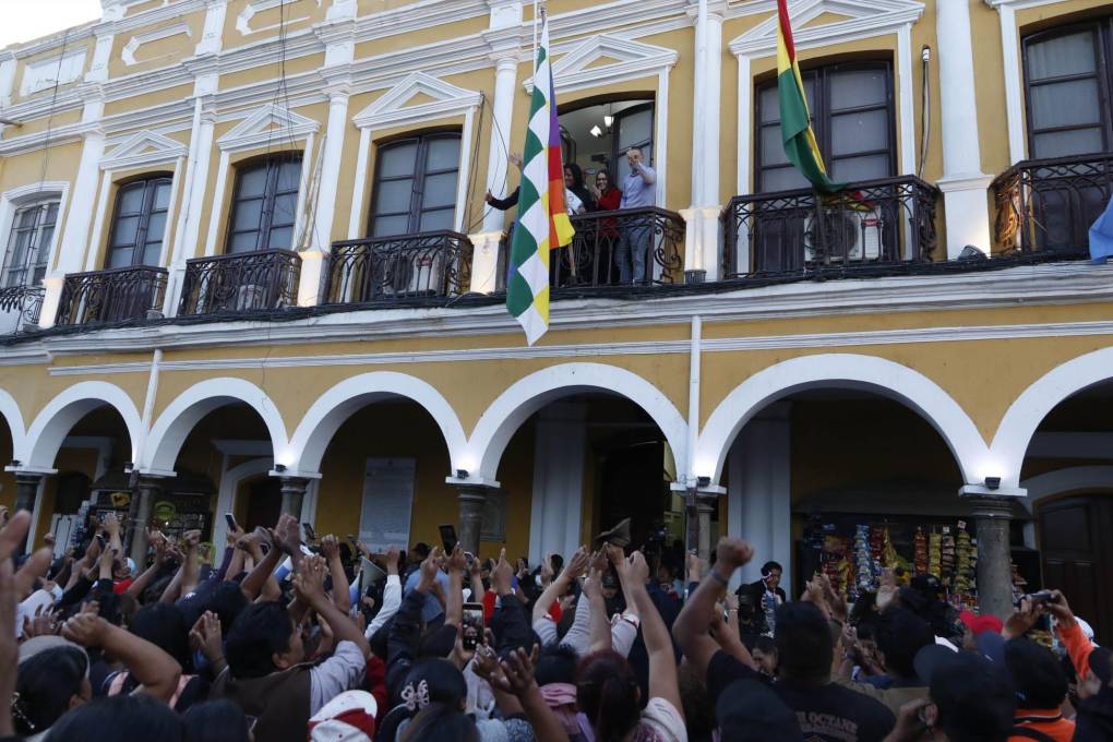 Militantes de Súmate festejan junto a la nueva posesionada presidenta del Concejo Municipal, Marcela Vidaurre.