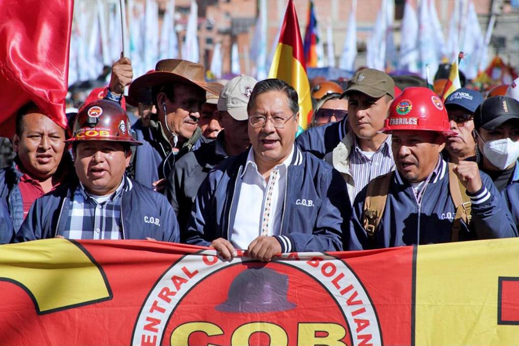 El presidente Arce (centro) anunció el aumento el pasado 1 de mayo