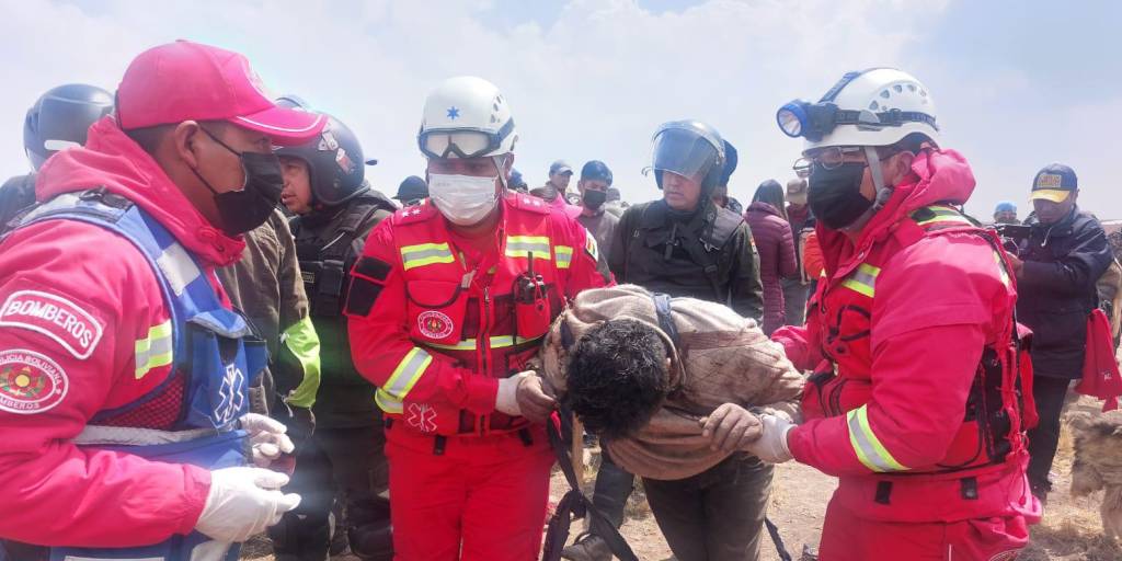 Efectivos de Bomberos rescatan a una de las personas retenidas en medio del conflicto en Mercedario.