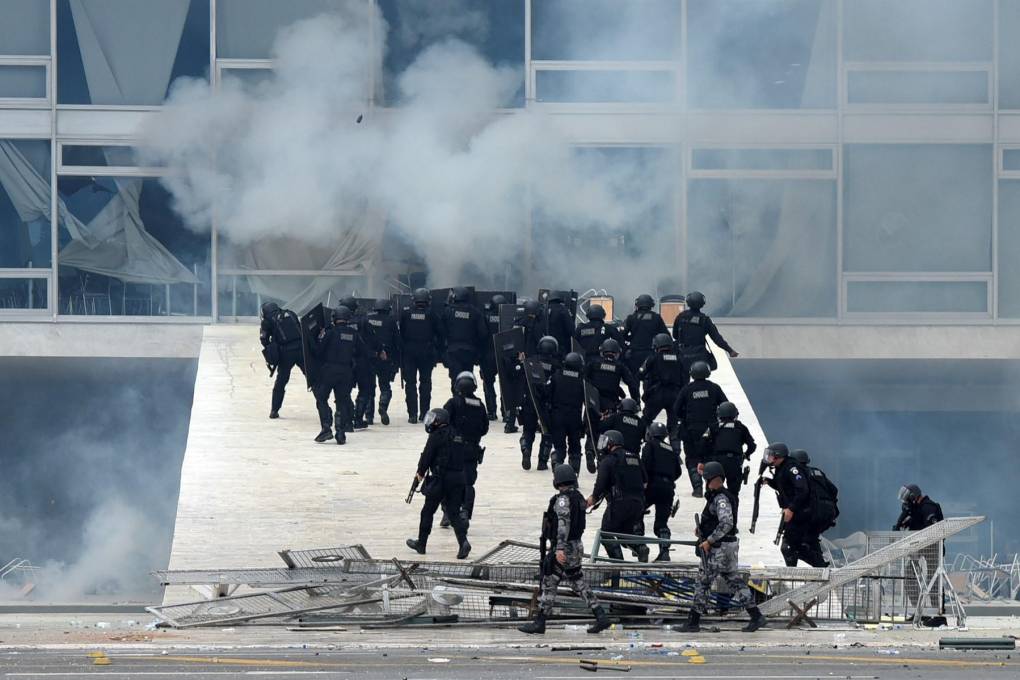 Fuerzas de seguridad se confrontan con seguidores de Bolsonaro.