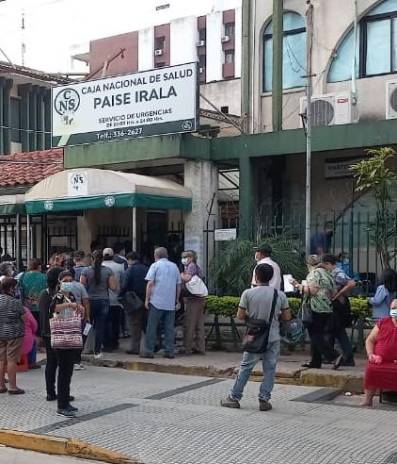 Cerca de las 7:00 decenas de personas esperaban en el ingreso de la CNS en Santa Cruz