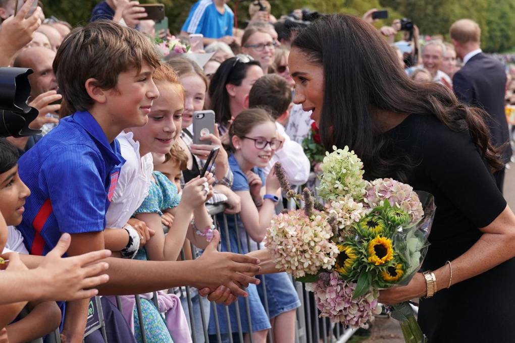 Meghan saluda durante su llegada al funeral