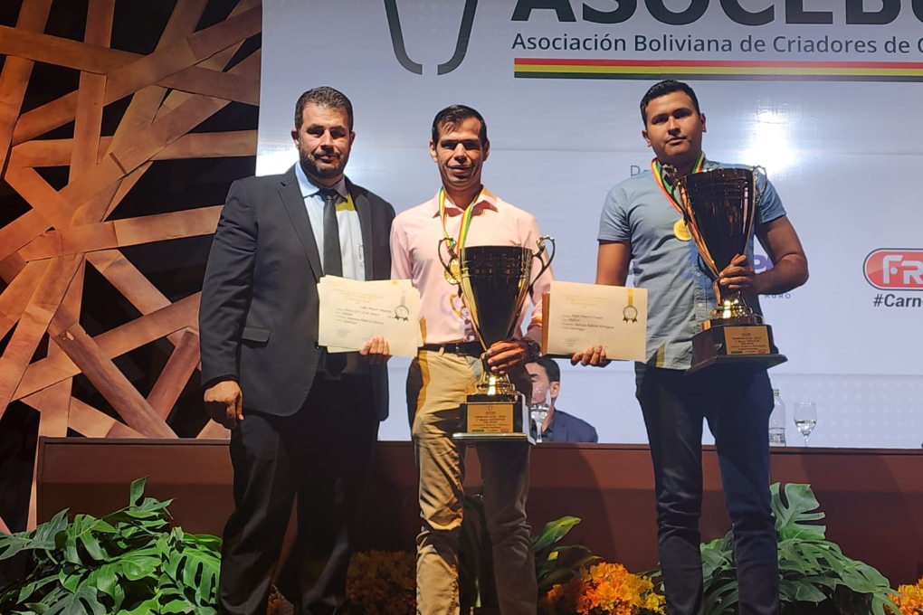 Los representantes de la familia Ribera ostentan los premios de la raza Nelore