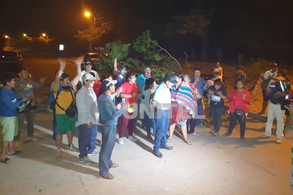 La población asegura que mantendrá el bloqueo hasta que se atienda su demanda