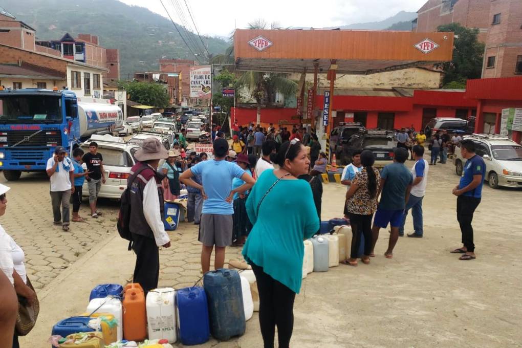 Una estación de servicios de Caranavi en la que se formaron filas este jueves.