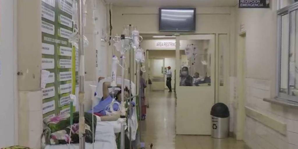 Camillas en pasillos del Hospital Japonés.