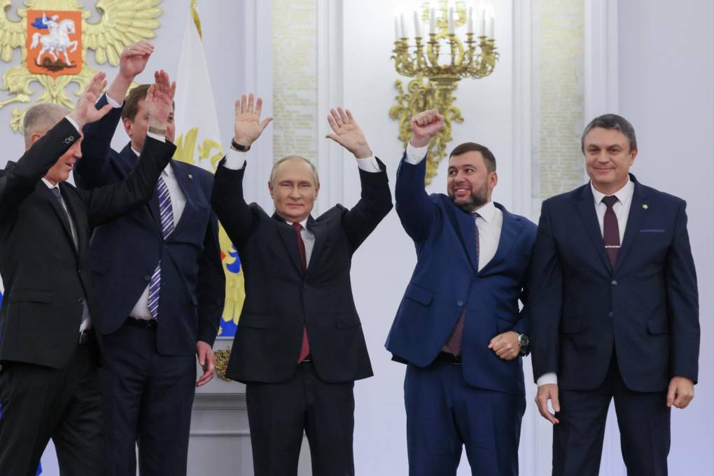 El presidente ruso Vladimir Putin junto a líderes separatistas tras la firma de los tratados.