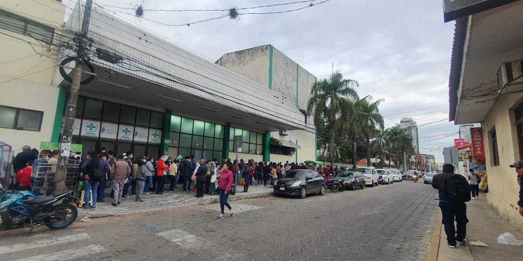 Filas extensas de pacientes que buscan atenci n en hospitales de