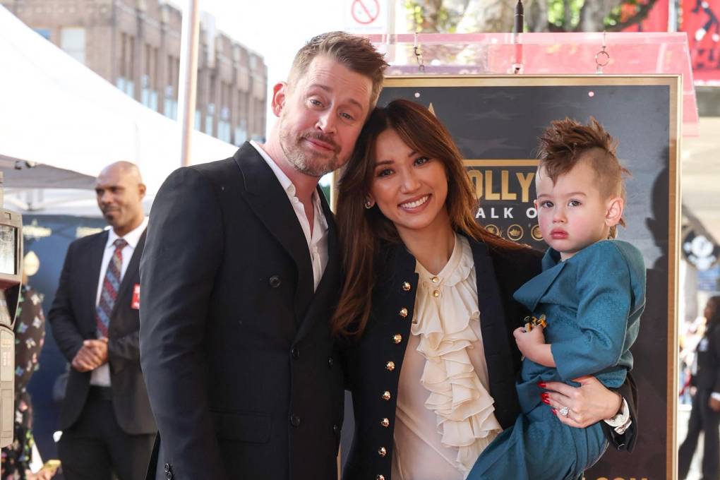 Mac y Brenda con su segundo hijo en el evento de la entrega de la estrella en el Paseo de la FAMA