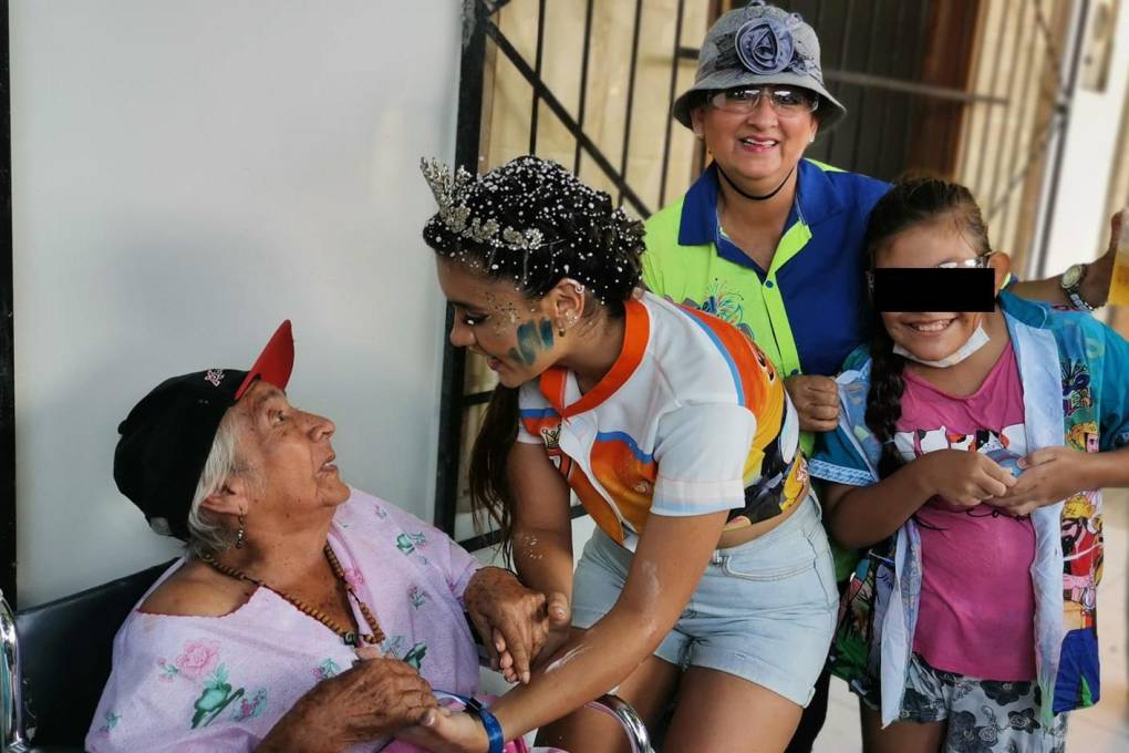 La reina compartió con grandes y chicos en el centro de la ciudad