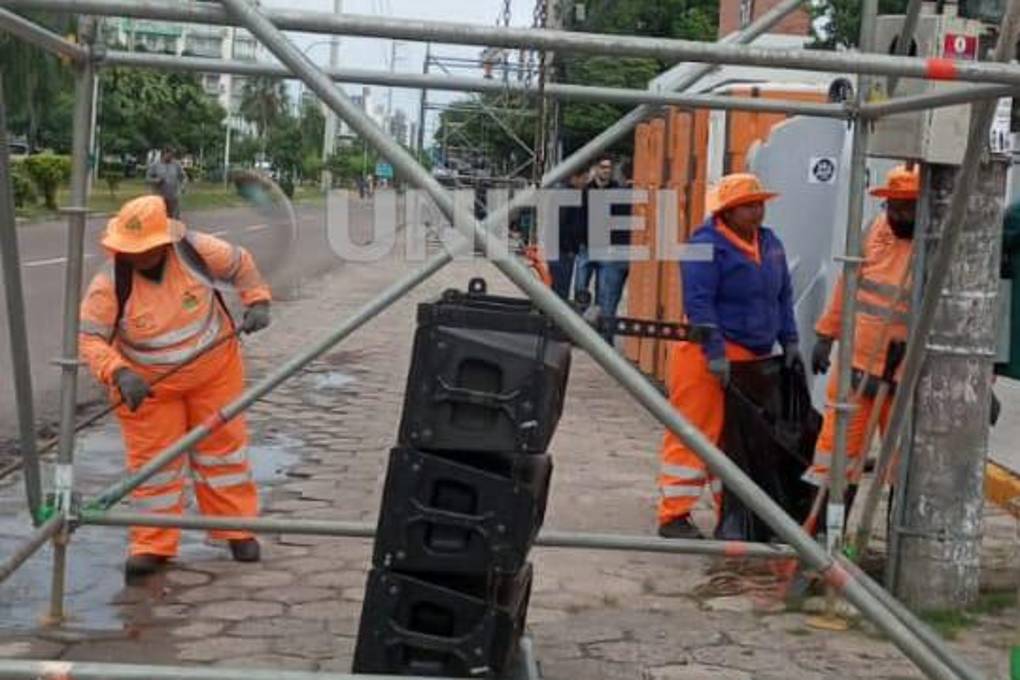 Hay personal de la Alcaldía de Santa Cruz realizando limpieza de la zona