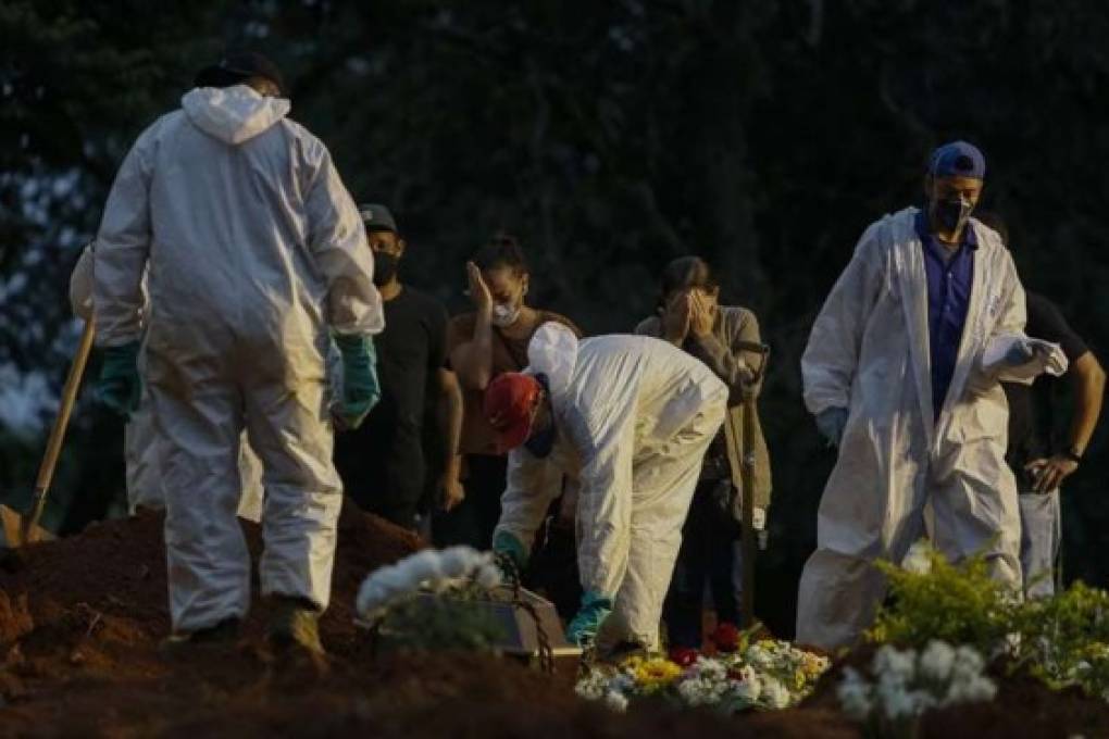 La pandemia en Brasil se estabiliza en meseta de casi 3.000 muertos por día