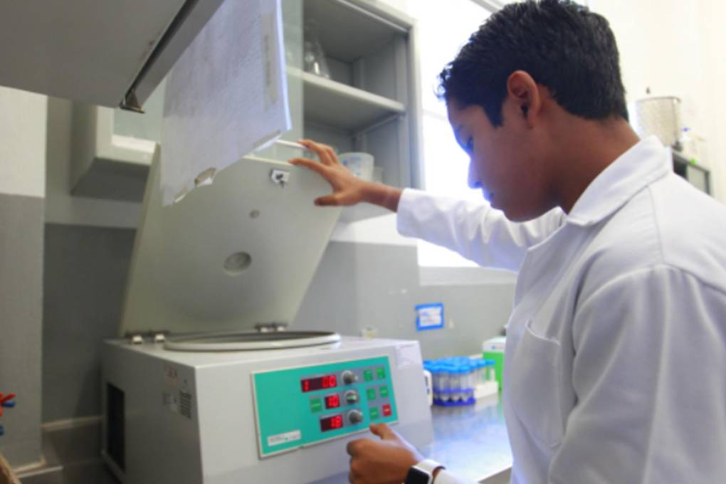  Emanuel González en el laboratorio de su universidad