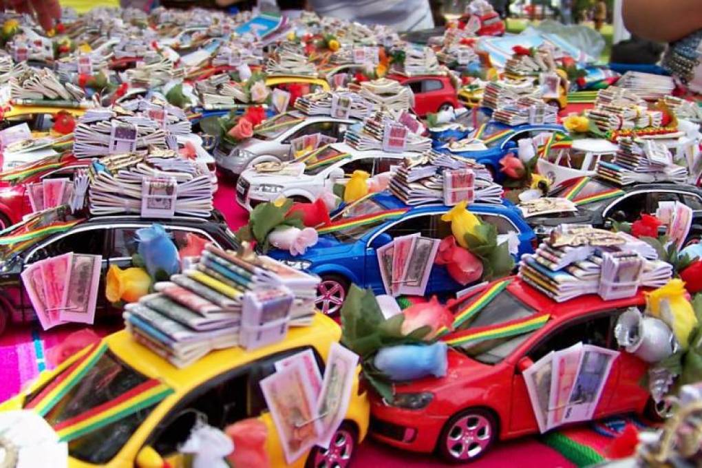 Miniaturas de autos y billetes en la Alasita 