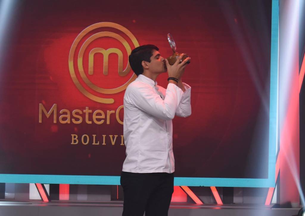 Nicolás exhibe el trofeo de MasterChef Bolivia
