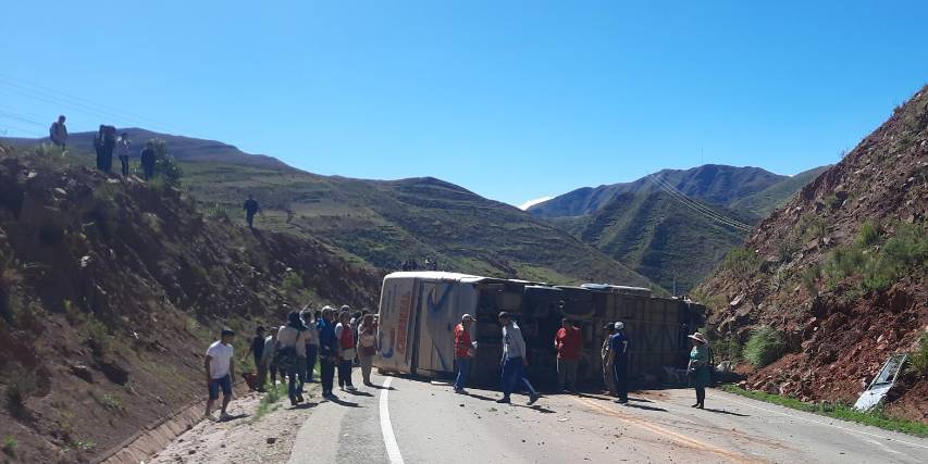 Un muerto y varios heridos en accidente de un bus en la carretera ...