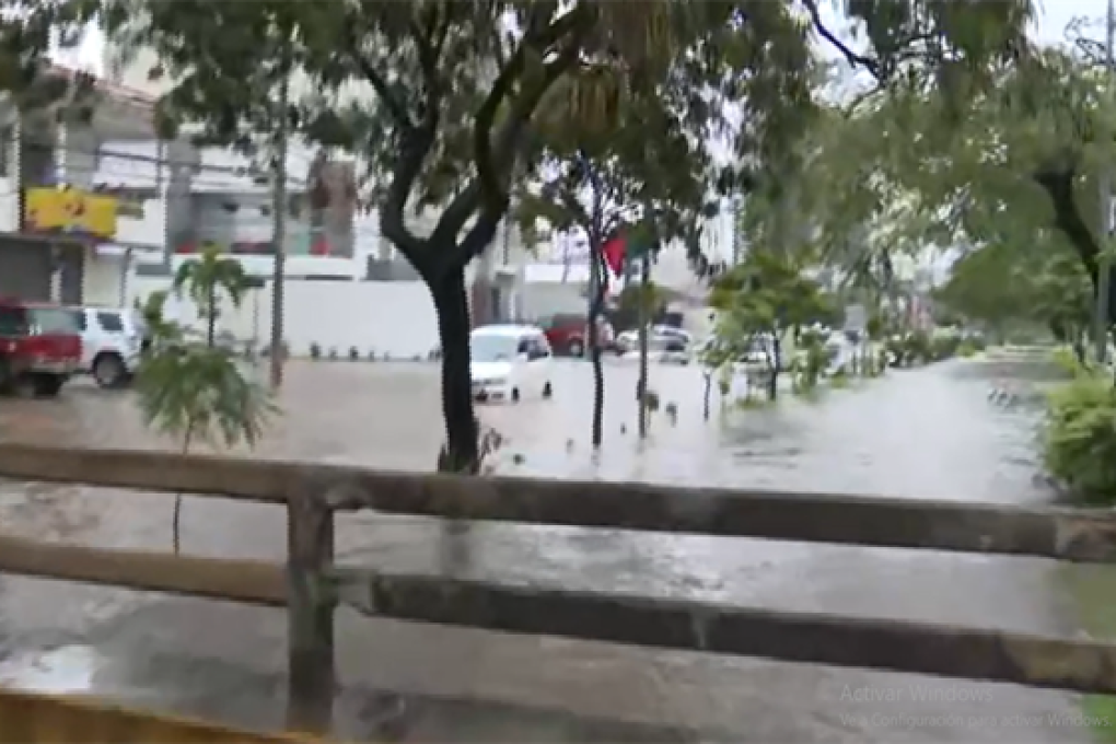 Fuerte lluvia colapsó canales e inundó barrios en Santa Cruz
