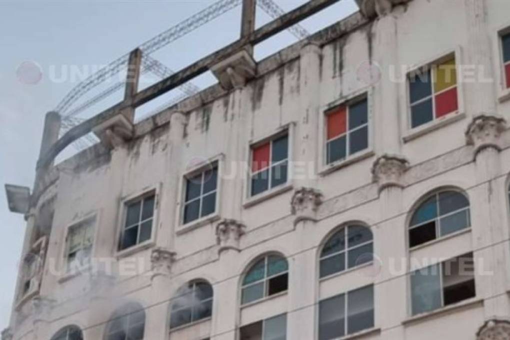 Bomberos controlan un incendio en un edificio abandonado en la capital cruceña