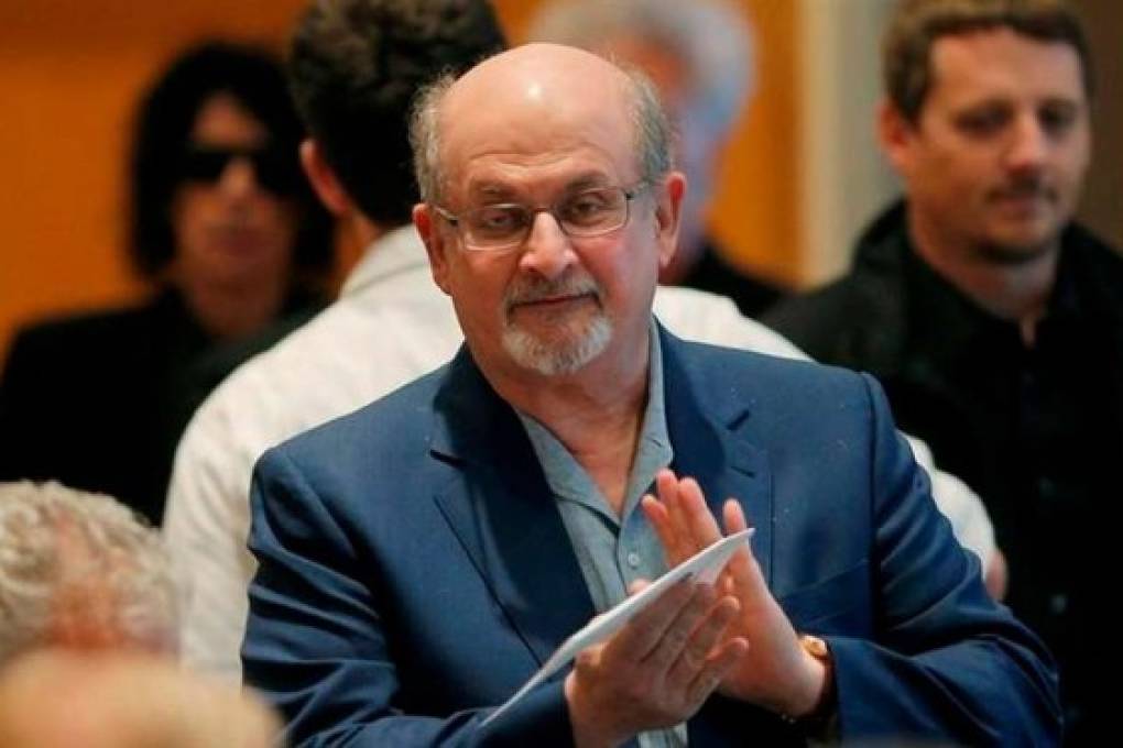 La venta de la novela Los versos satánicos aumentó tras ataque a Rushdie en Estados Unidos
