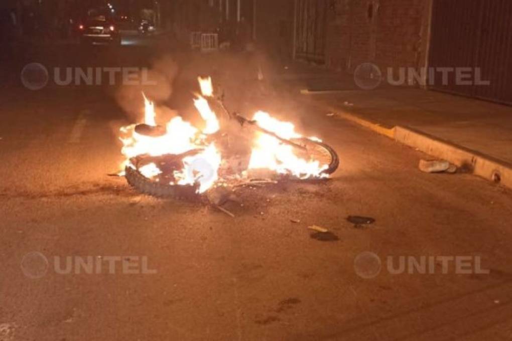 Cochabamba: Perros impiden la huida de ladrones en una moto; los vecinos quemaron el vehículo