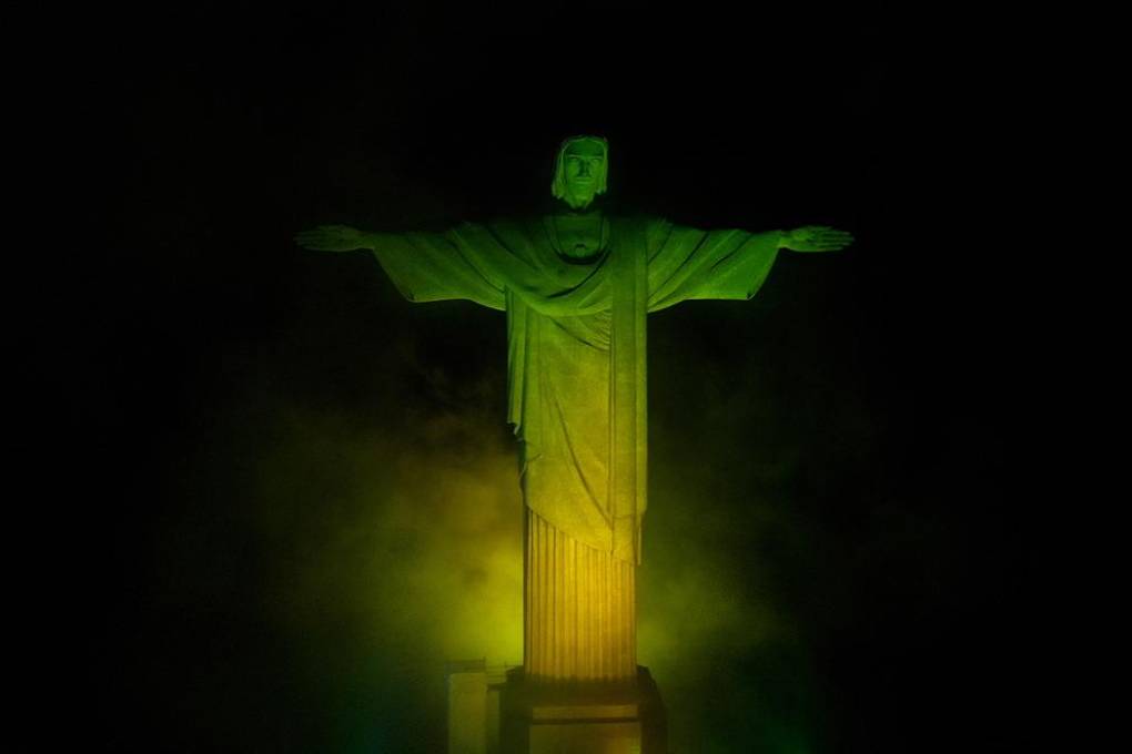 El Cristo de Río de Janeiro con los colores de Brasil
