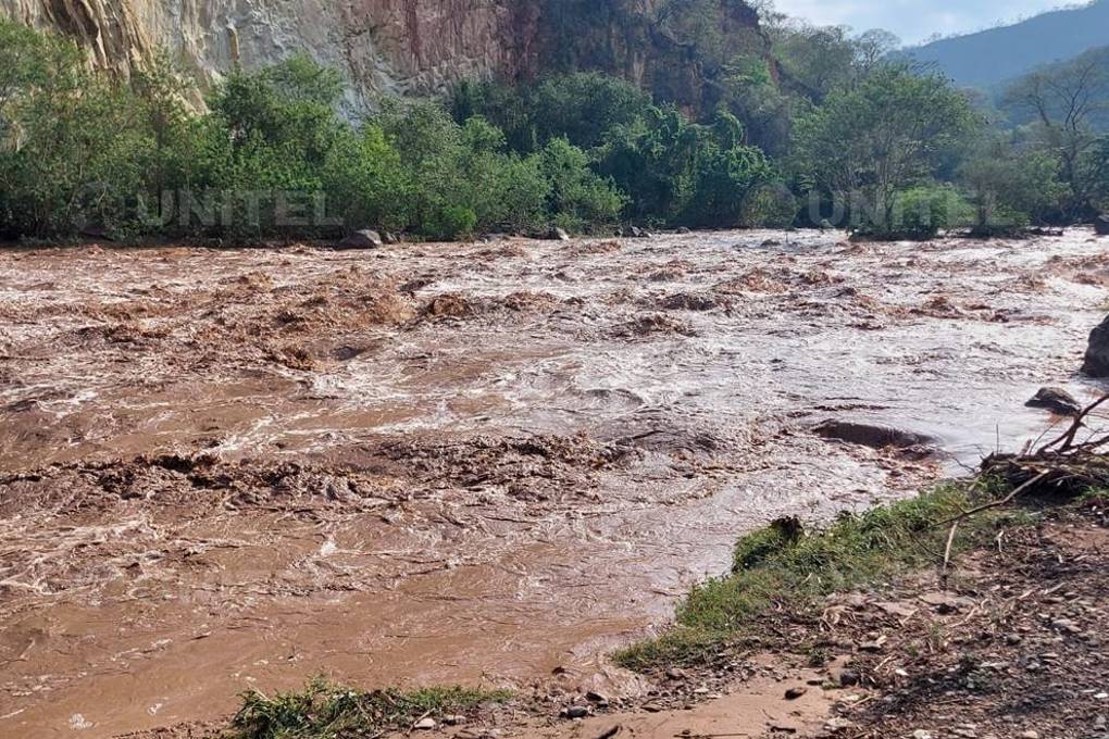 Crecida del río en el municipio de La Angostura, en Santa Cruz 