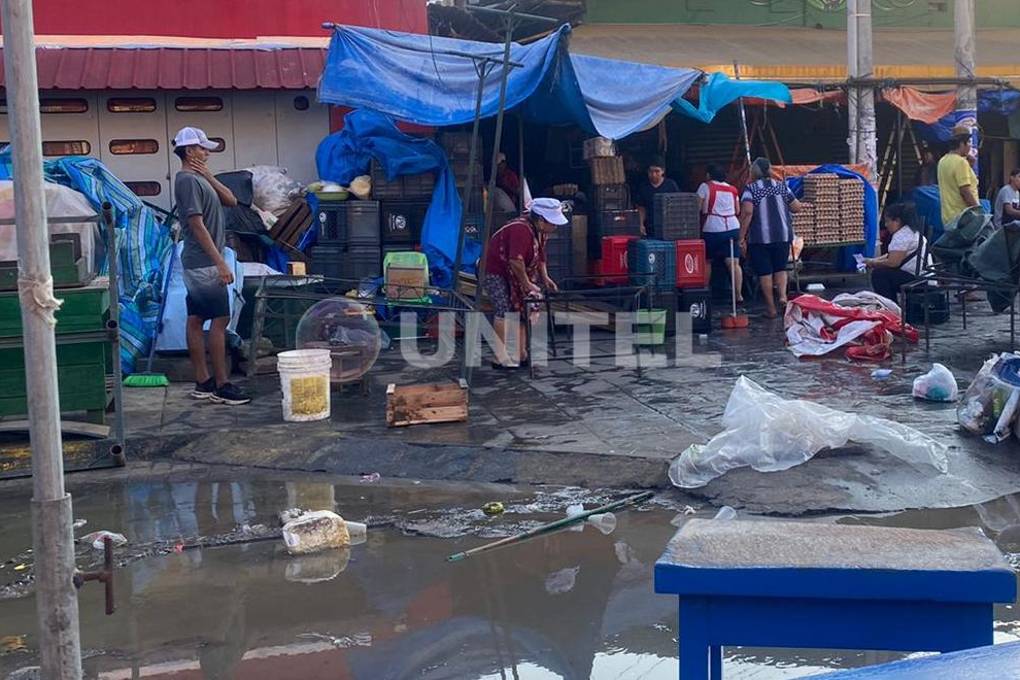 Comerciantes limpiando puestos en el antiguo mercado Abasto 