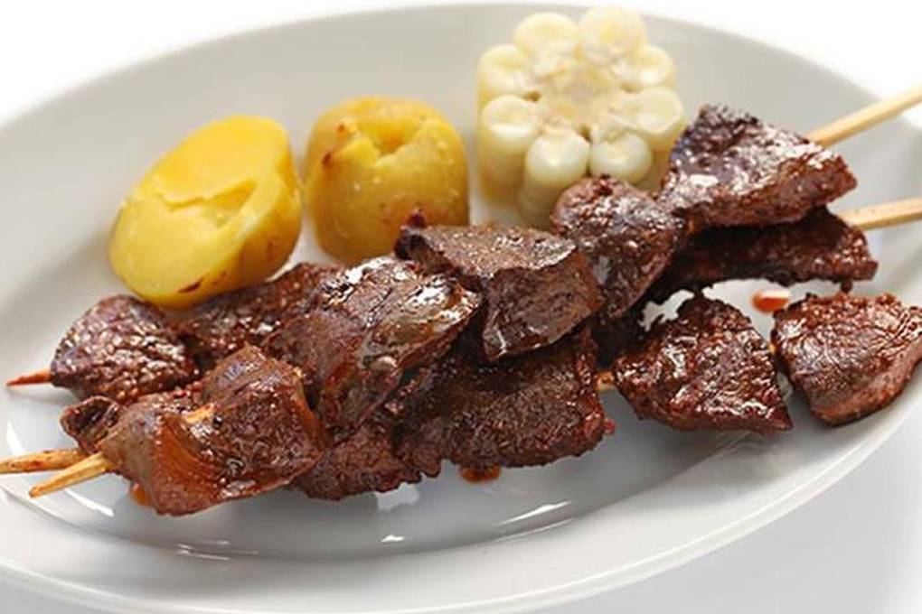 Anticucho, platillo que se disfruta también en Argentina, Perú y Chile 