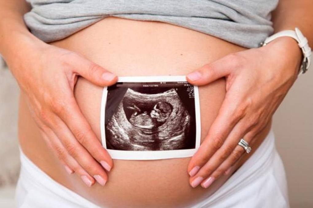 Los bebés reaccionan al gusto y al olor desde el útero, señala un estudio