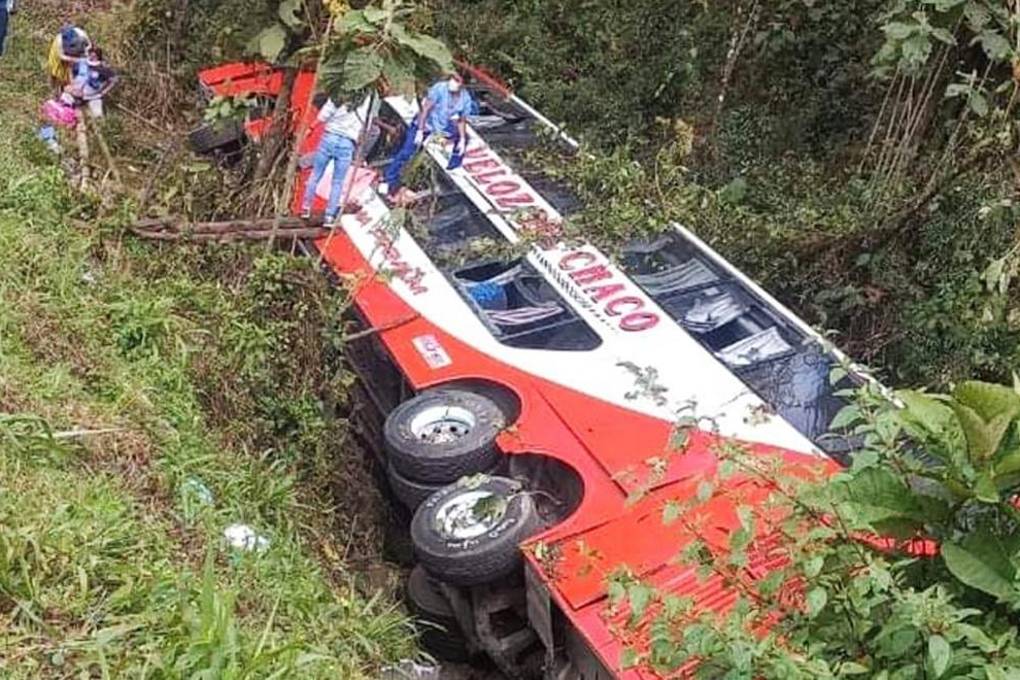 Bus se embarrancó en la ruta Cochabamba - Santa Cruz 