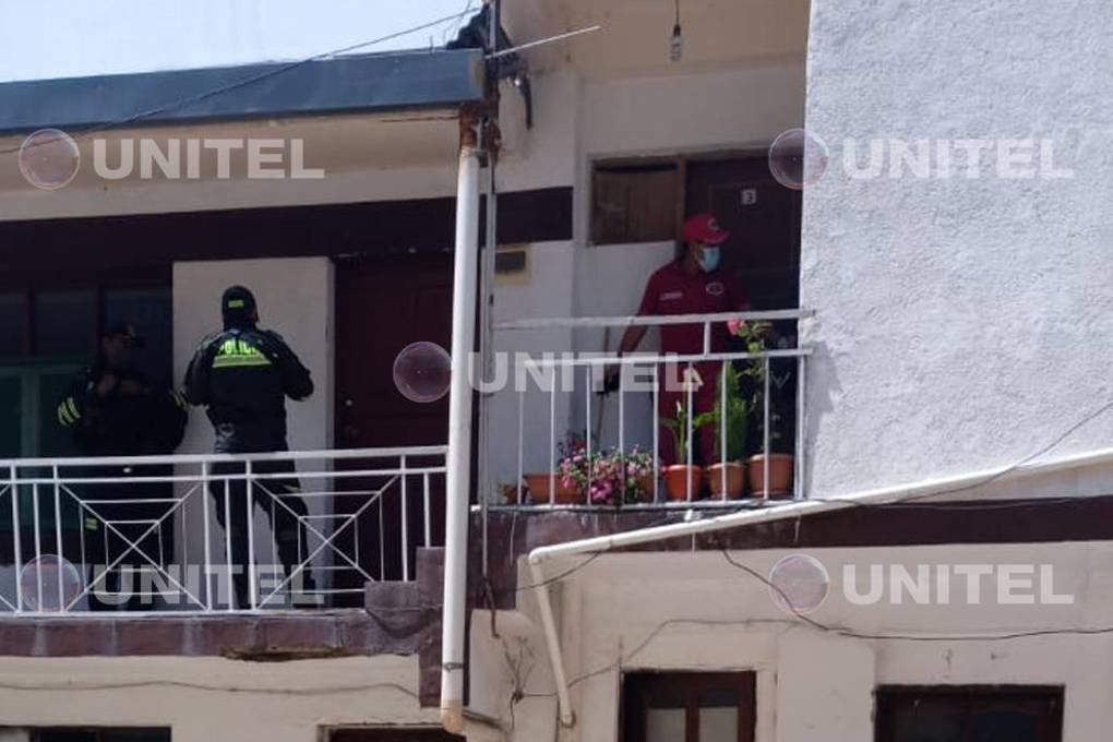 Efectivos de la Policía en la vivienda de los menores