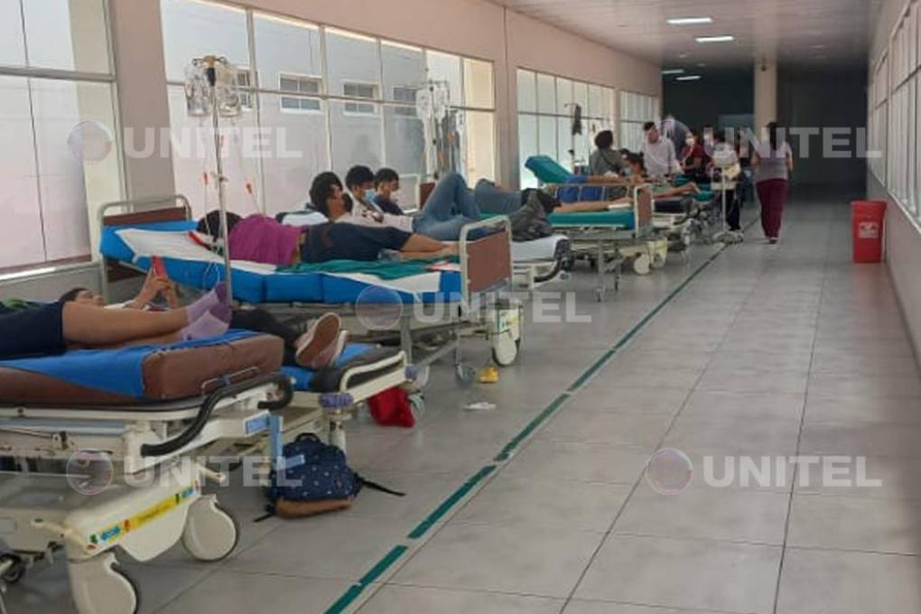 Pacientes en el Hospital Obrero de Santa Cruz son atendidos en pasillos por la sobredemanda de servicios