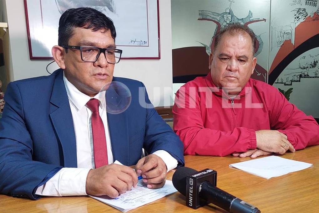 Cristhian Sánchez junto a su defendido Juan Carlos Melgar 