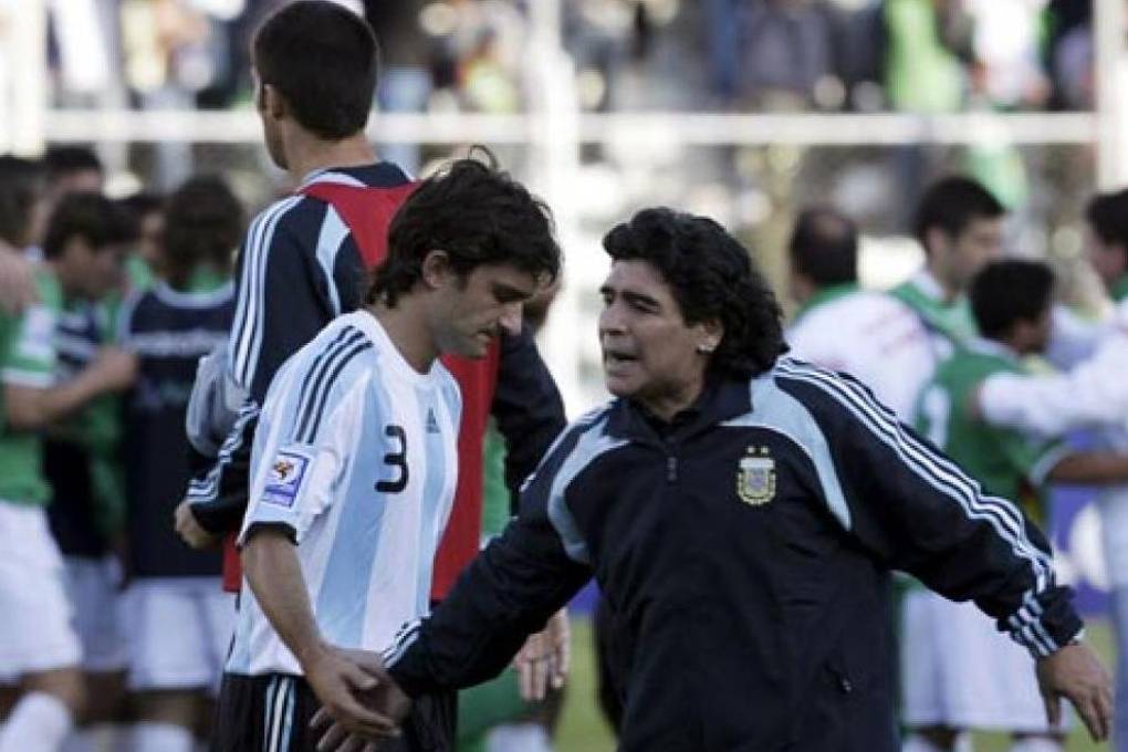 Maradona habla con uno de sus dirigidos. 