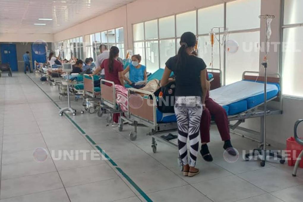 $!Pacientes en el Hospital Obrero de Santa Cruz son atendidos en pasillos por la sobredemanda de servicios