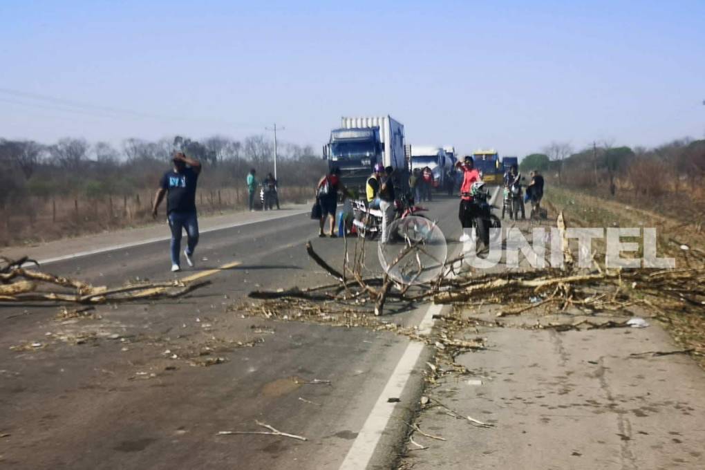 Viajeros y transportistas se ven perjudicados durante el tercer día de bloqueo en Takovo Mora