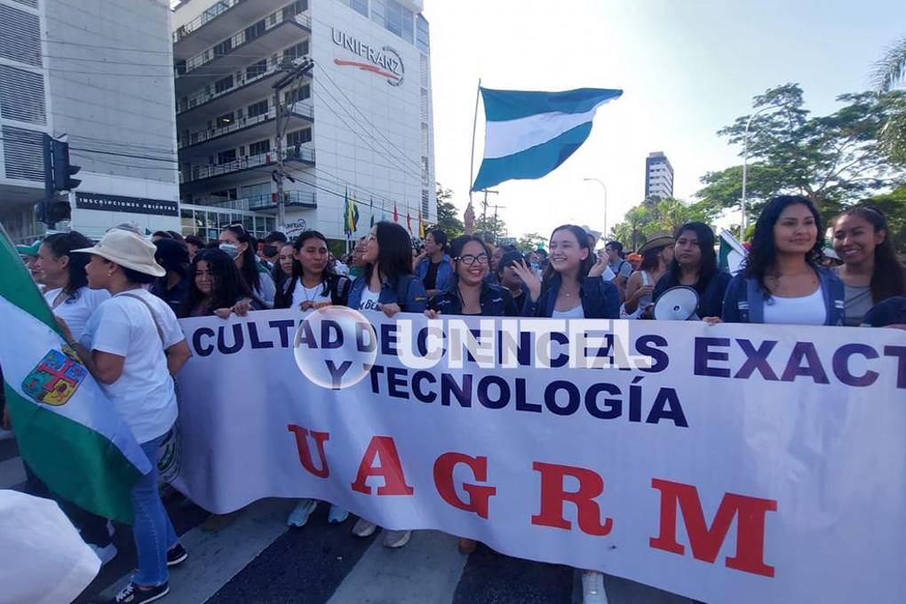Marcha de mujeres en Santa Cruz