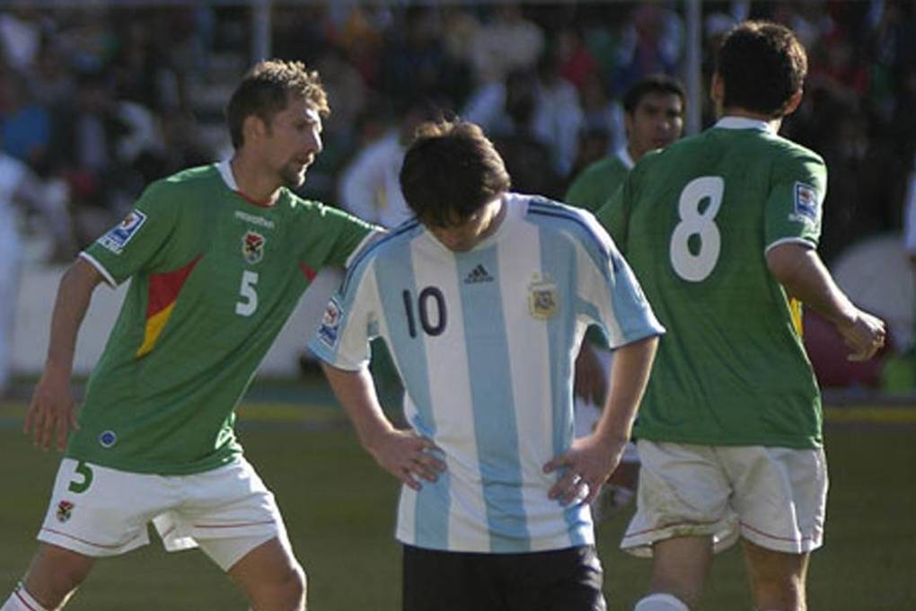 En primer plano Messi lamenta uno de los goles de la Verde.