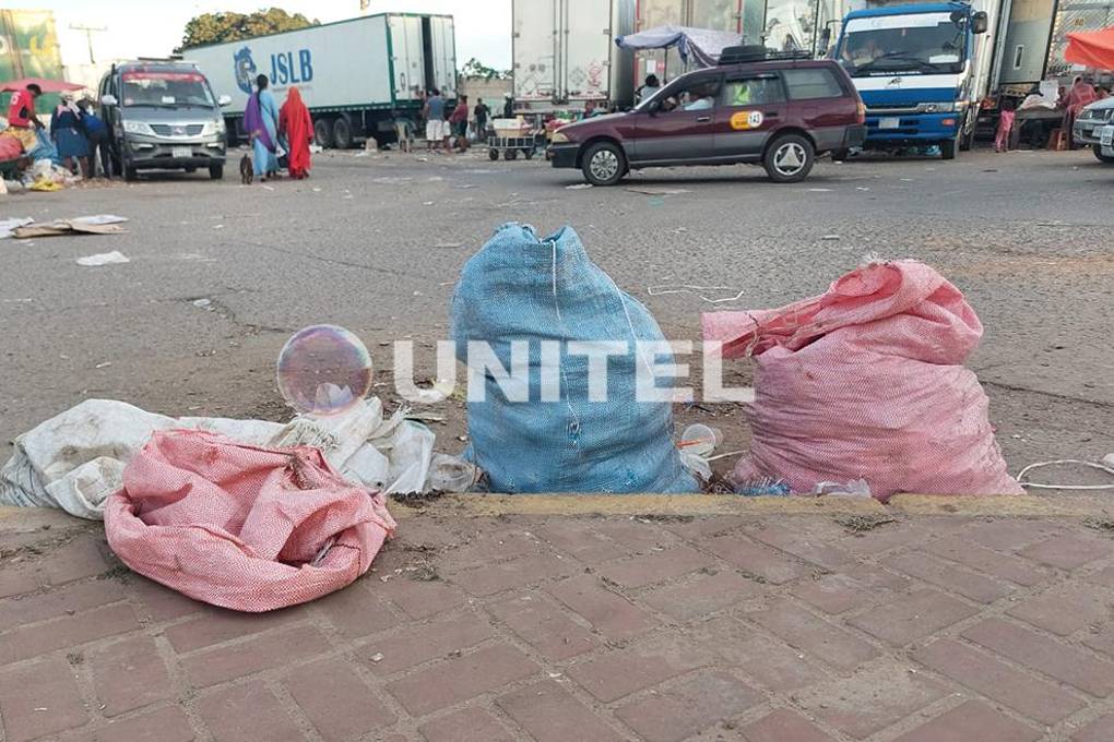 Santa Cruz: La basura abunda en las calles del mercado Los Bosques ...