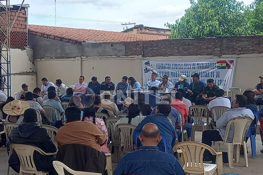 Reunión de productores campesinos en Santa Cruz 