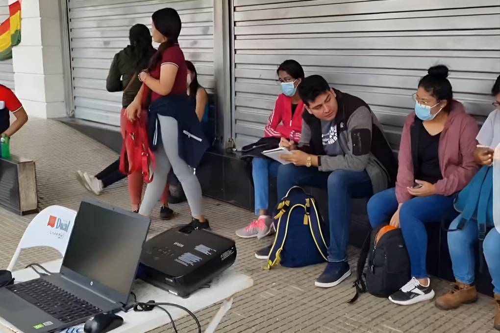 Estudiantes universitarios en Impuestos Nacionales