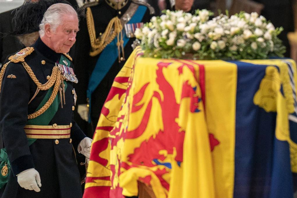 Carlos III en el funeral de su madre